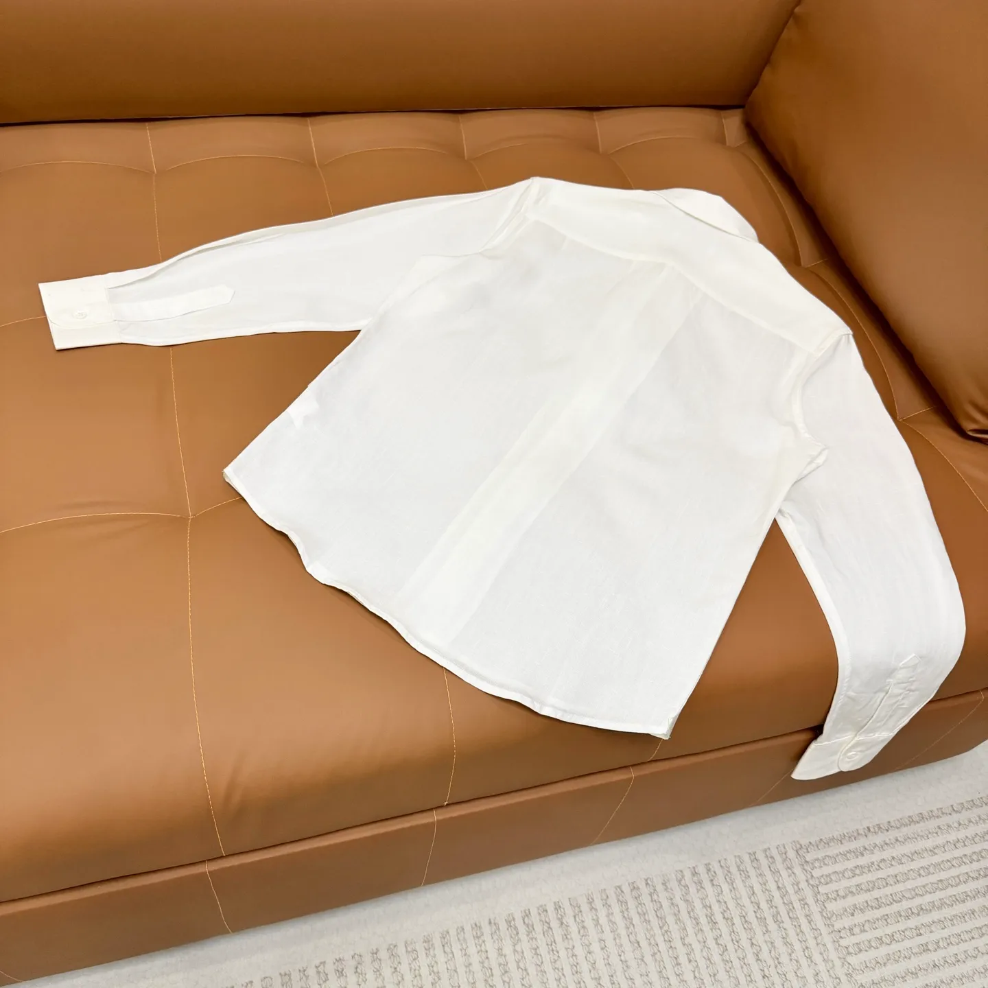 LP➡️ Heavy embroidery🪡logo long-sleeved linen shirt, sun protection jacket, same style for men and women, premium embroidery🪡Logo Premium version, counter-customized fabric, breathable, high comfort, precision production, impeccable detail processing, ✅customized logo engraved buttons, complete with three labels. Brand element design concept reflects high quality. It feels delicate and soft! It presents a casual cut and the upper body shape is great! Size：s m l xl